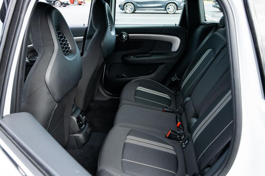 Интерьер Mini John Cooper Works Countryman (F60) 2017 года  (NA) (фото 7 из 40)